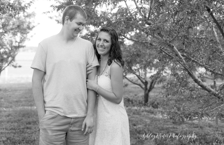 Wea Creek Orchard Engagementsession Ashley Renee Photography